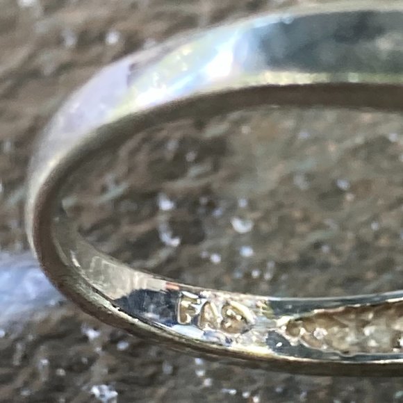 Square onyx on "hugged" sterling silver setting - Picture 8 of 13